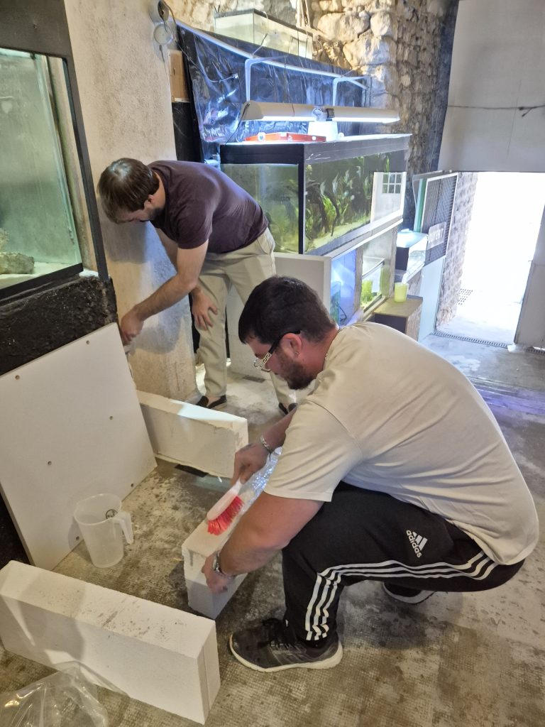 Construction d'un meuble en parpaing.
